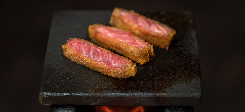 絶品の揚げたてミディアムレア牛かつ