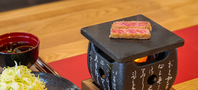 絶品の揚げたてミディアムレア牛かつ